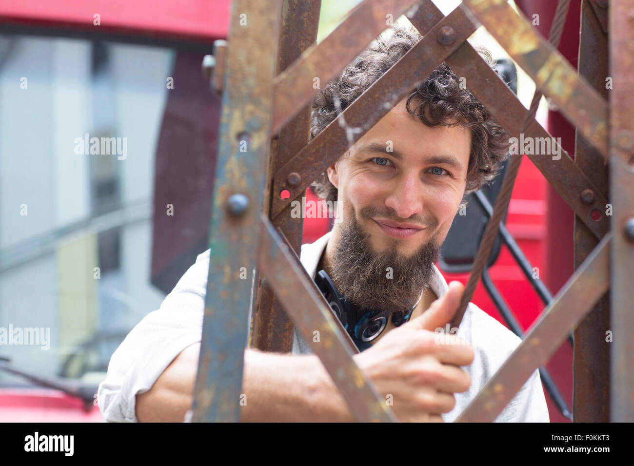 Sorridente giovane con mento barba di macchina edile Foto Stock