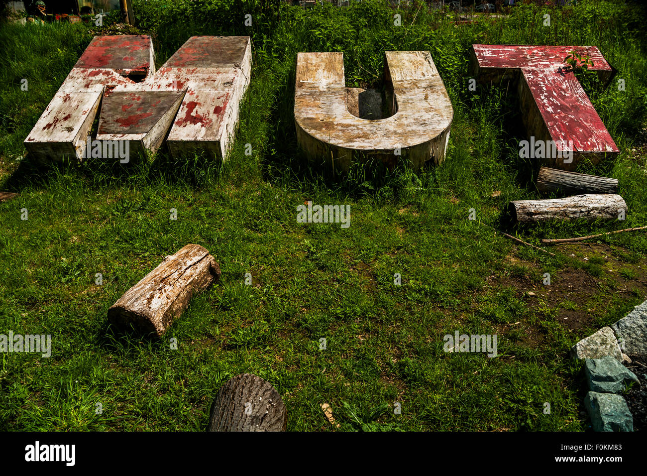 Lettere di legno costituente la parola "ut' su un prato Foto Stock