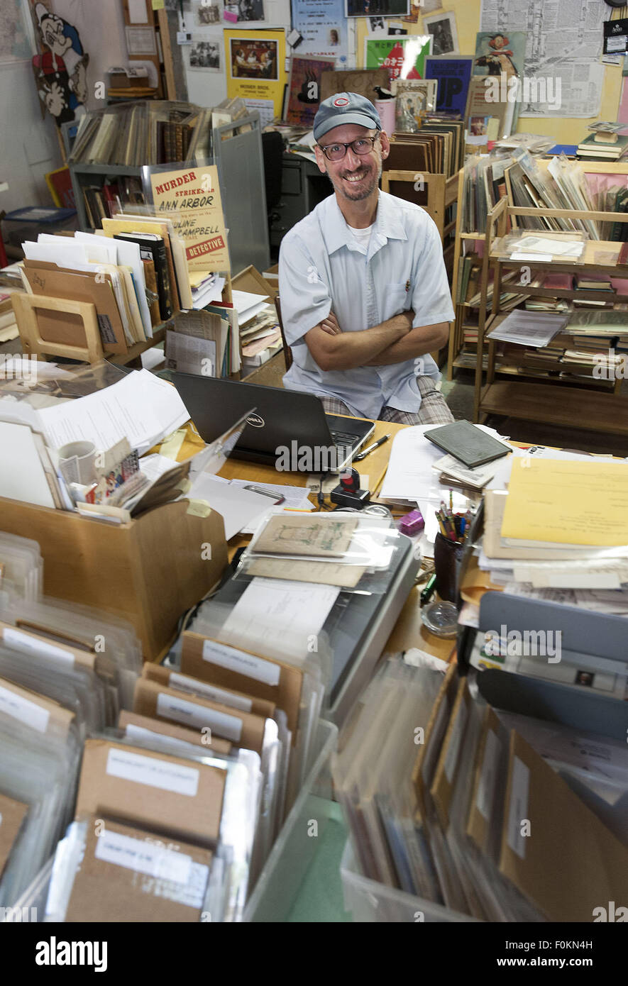 Ann Arbor, MI, Stati Uniti d'America. 16 Ago, 2015. Libraio e bibliophagist Garrett Scott pone al suo negozio il Packard Street a Ann Arbor, MI, dietro Morgan e York vini pregiati. Garrett trova interessante e rara foto e libri e li vende alle persone, biblioteche e musei. © Mark Bialek/ZUMA filo/Alamy Live News Foto Stock