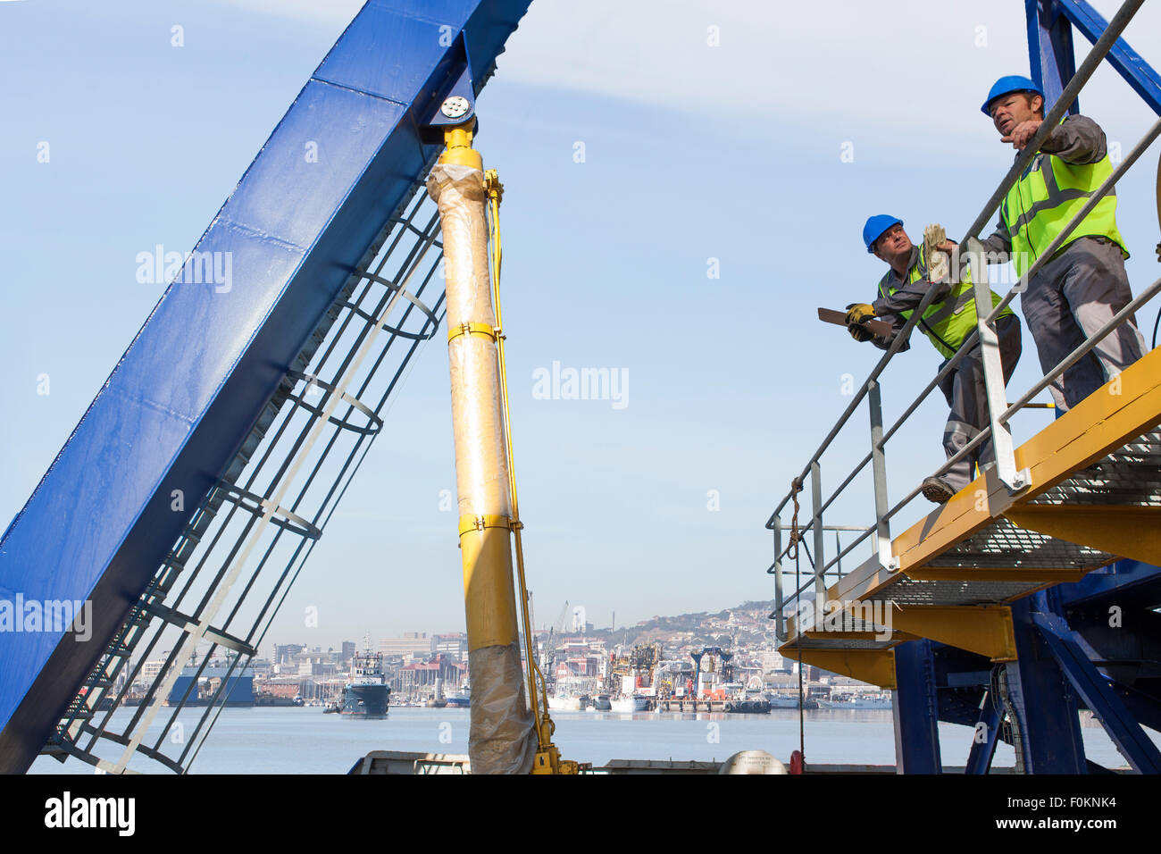 Personale che lavora a bordo di una nave Foto Stock