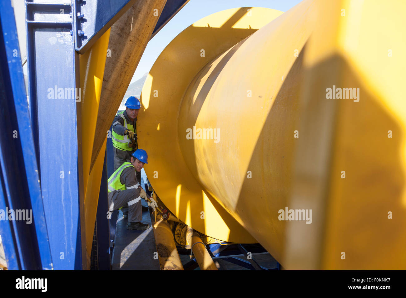 Personale che lavora a bordo di una nave Foto Stock