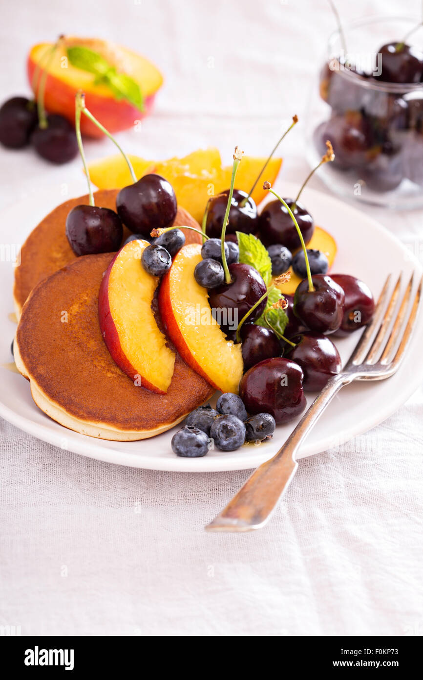 Pancake con frutta in pietra, miele e mirtillo Foto Stock