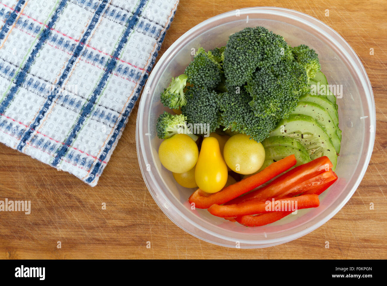 Un assortimento di materie prime vegetali ciotola per il pranzo Foto Stock