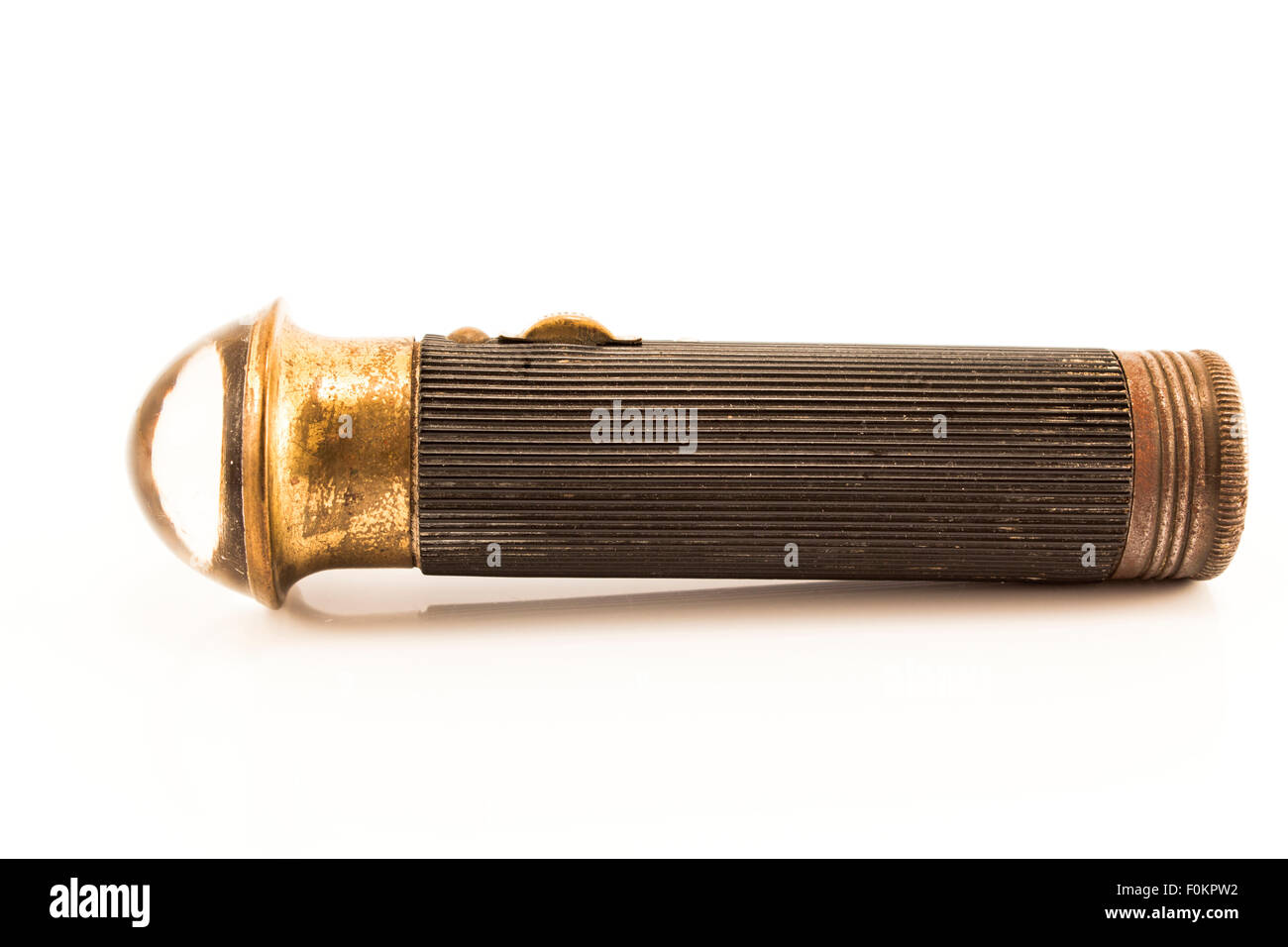 Vintage vecchia lampada tascabile isolato su bianco. Foto Stock