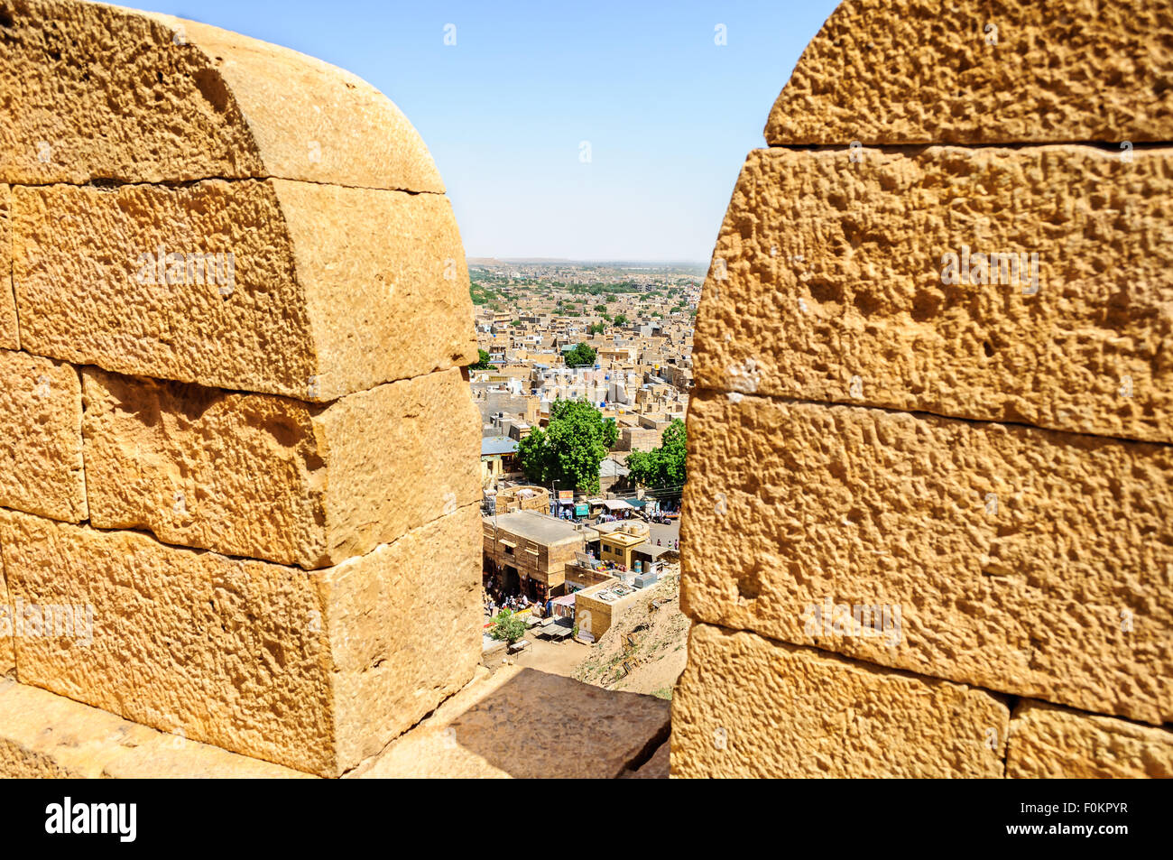 Birds Eye vista della città di Jaisalmer attraverso il parapetto di Golden Fort di Jaisalmer, Rajasthan in India Foto Stock