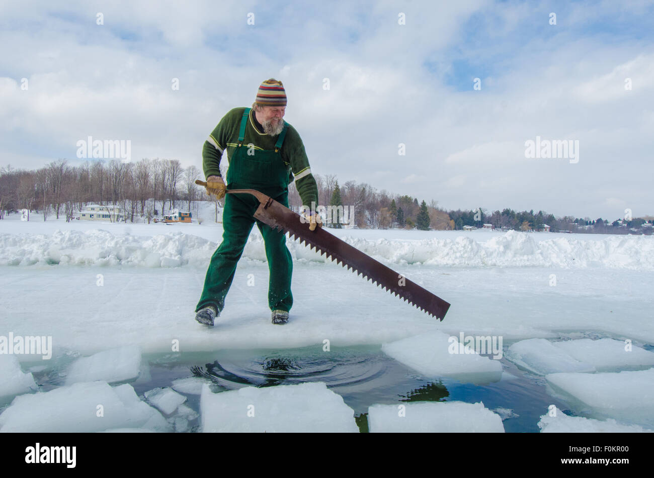 John Bieber si prepara a ha visto attraverso il ghiaccio durante il Tully Area storica Società Ice Harvest Festival di New York Foto Stock