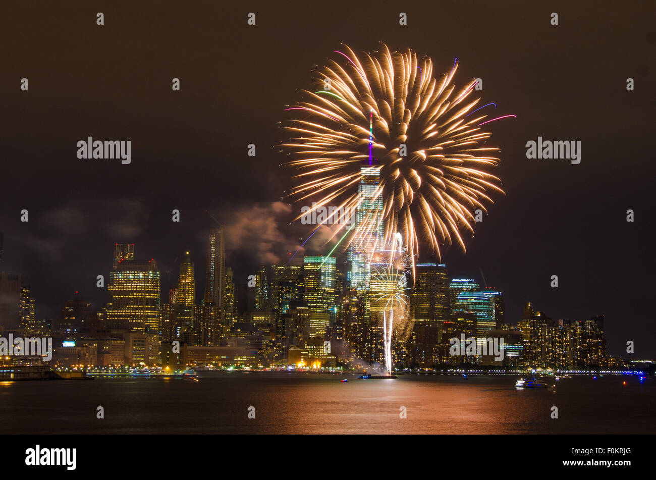 Fuochi d'artificio vengono sparati su Manhattan grattacielo laden skyline nella celebrazione conclusiva del Gay Pride la settimana a New York City. Foto Stock