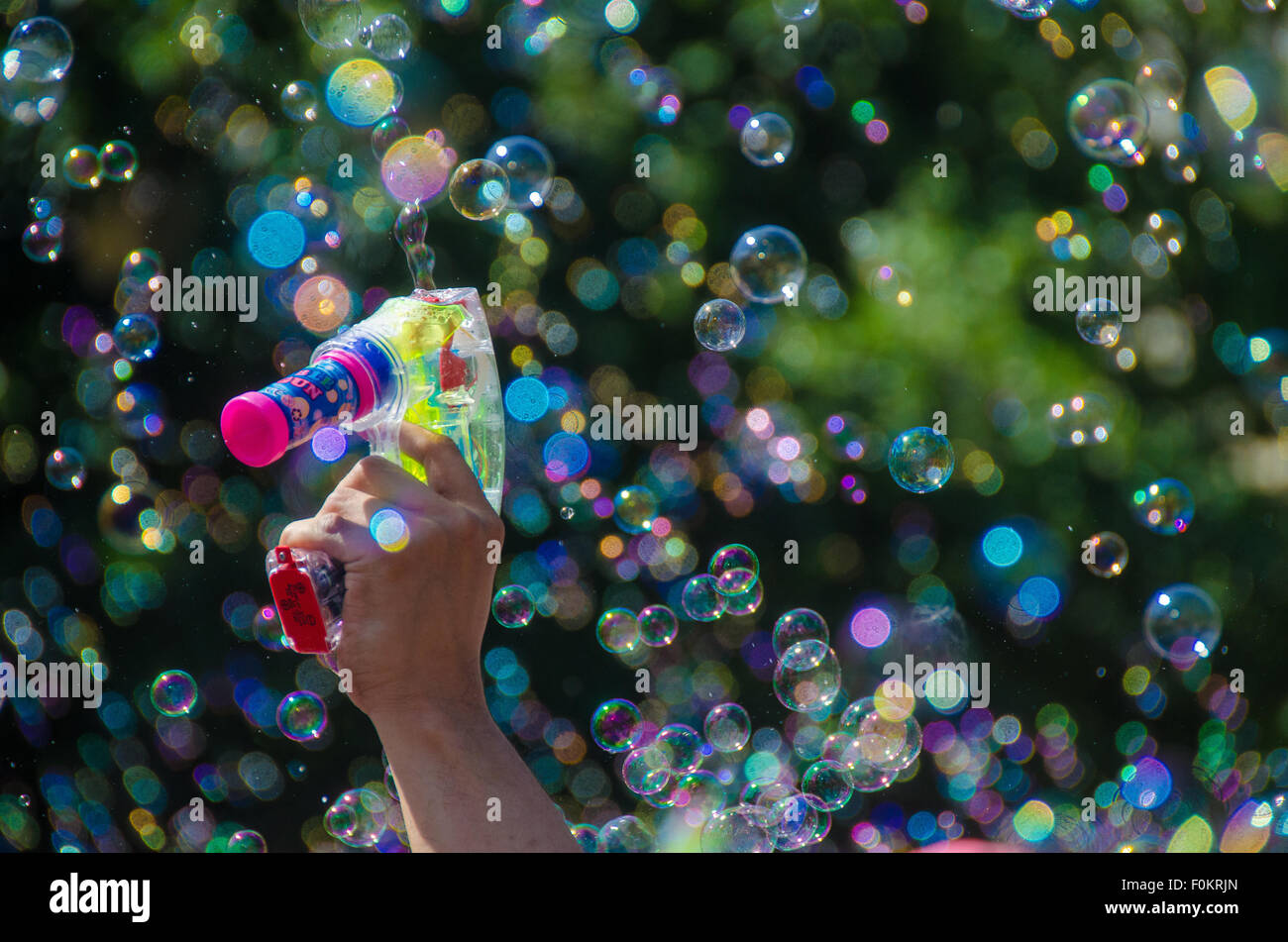 Milioni di bolle galleggiante attraverso l'aria a New York City annuale della pistola buble battaglia in Union Square Park. Foto Stock