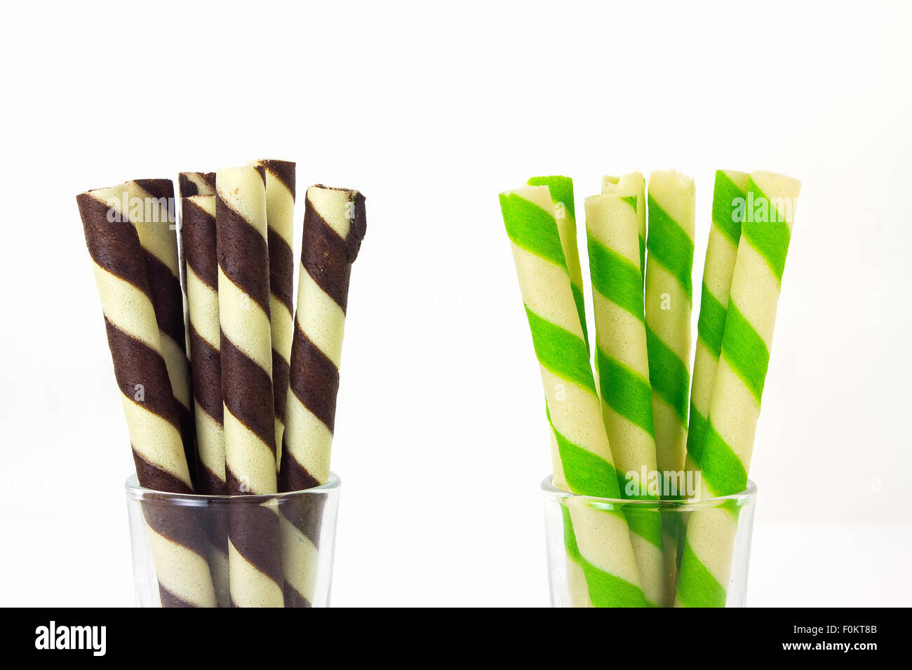 Colori brillanti del wafer Stick Candy in vetro trasparente su sfondo bianco. Foto Stock