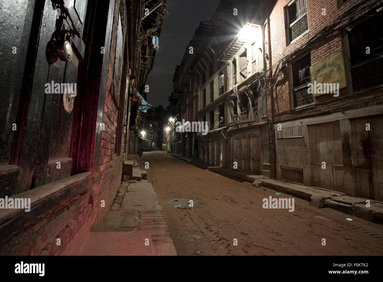 Strada vuota durante la notte nella vecchia città di Bhaktapur. La città vecchia è un protetto dall'UNESCO Patrimonio dell'umanità. Tempo di esposizione lungo foto. Foto Stock