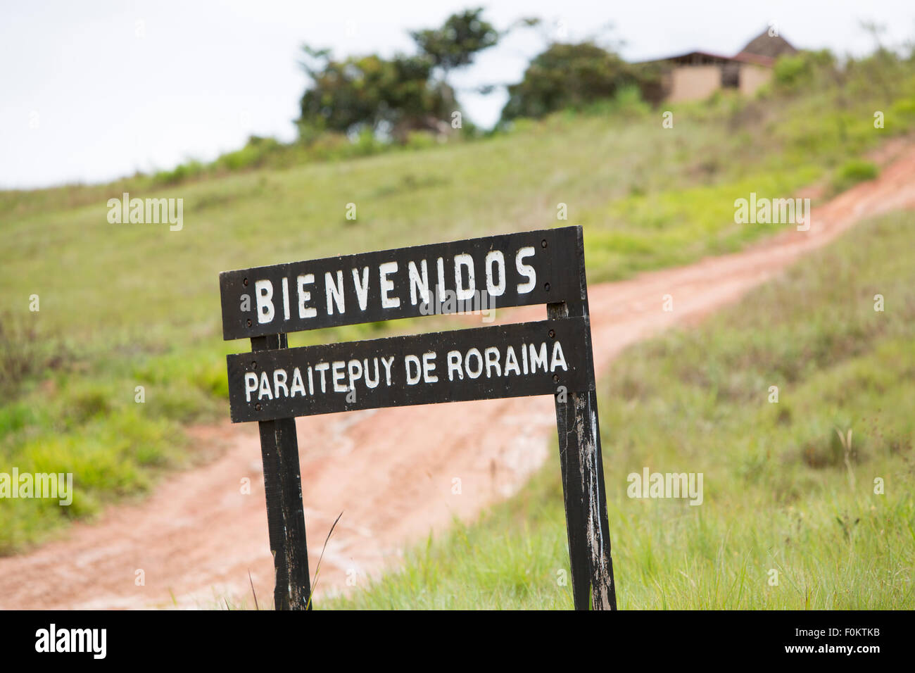 Ingresso segno di legno dicendo "Benvenuto a Monte Roraima', il Parco Nazionale di Canaima. Foto Stock