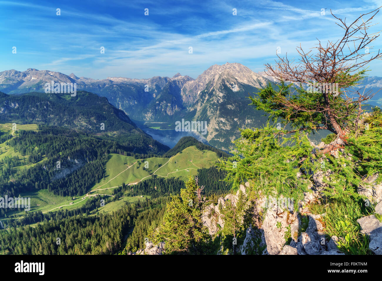 Bella vista dalla parte superiore della funivia al di sopra del lago Konigsee Schneibstein sulla cresta della montagna. Confine di tedesco e Alpi austriache, Foto Stock