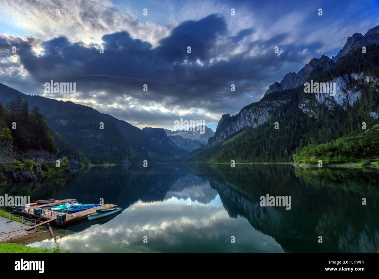 Mattina fantastica sul lago di montagna Gosausee, situato in Austia. Drammatica scena insolita. Alpi, l'Europa. Foto Stock