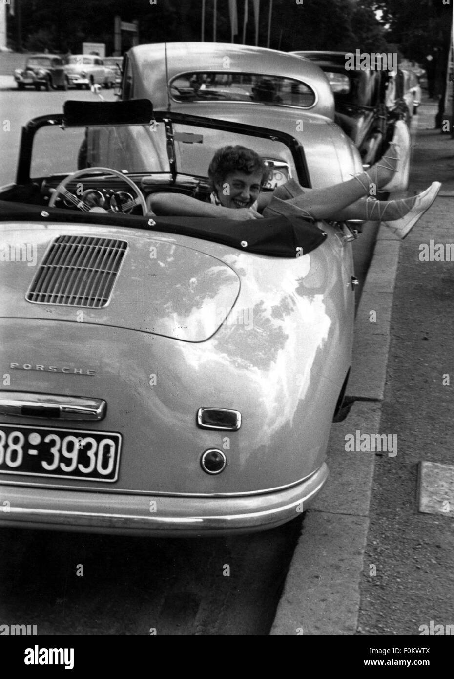 Trasporto / trasporto, auto, varianti di veicoli, Porsche, donna che le steccano le gambe sulla porta, anni 50, , diritti aggiuntivi-giochi-non disponibile Foto Stock