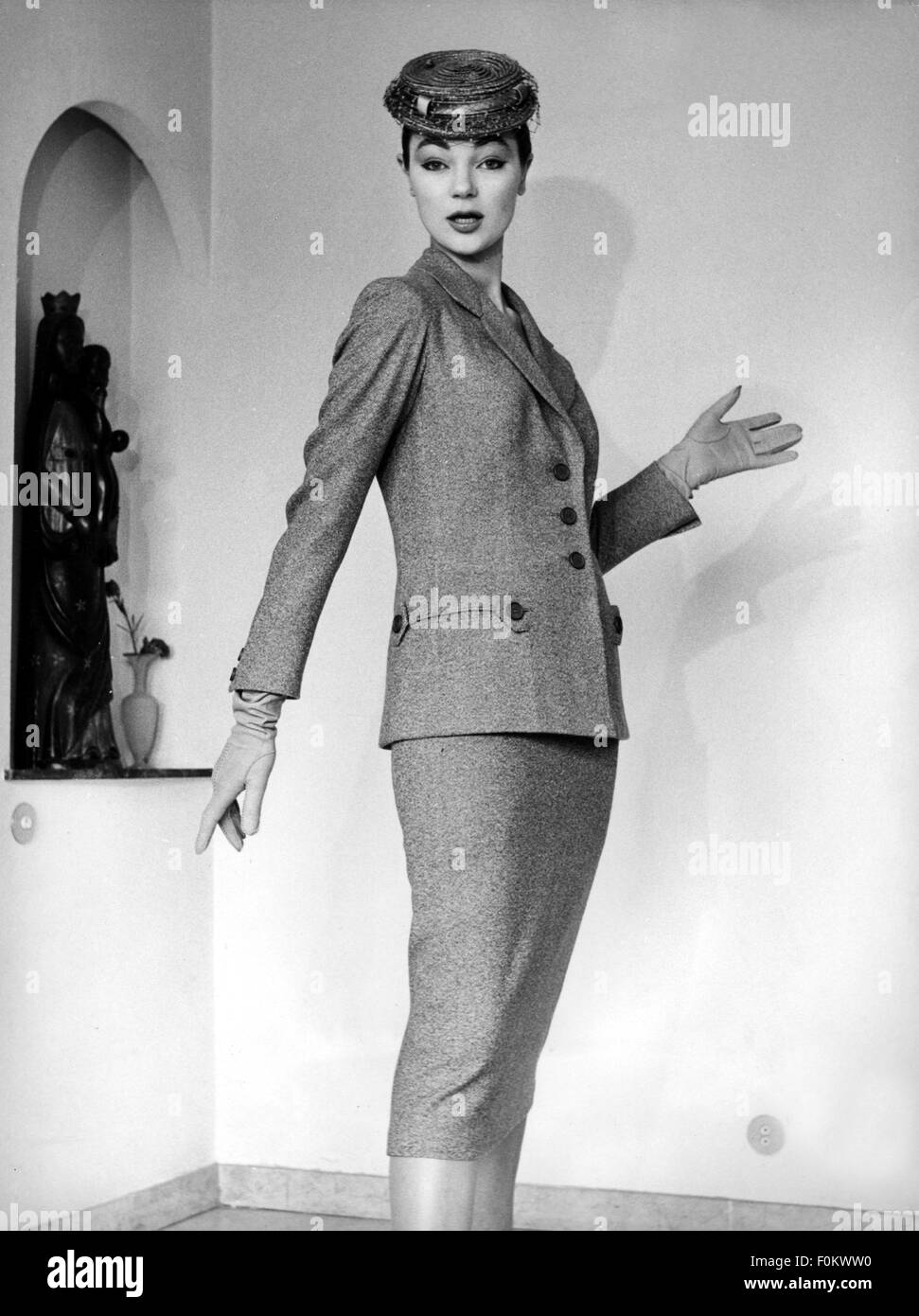 Moda, anni '50, moda donna, streetwear, donna che indossa elegante vestito di donna tweed, Roma, Additional-Rights-Clearences-non disponibile Foto Stock