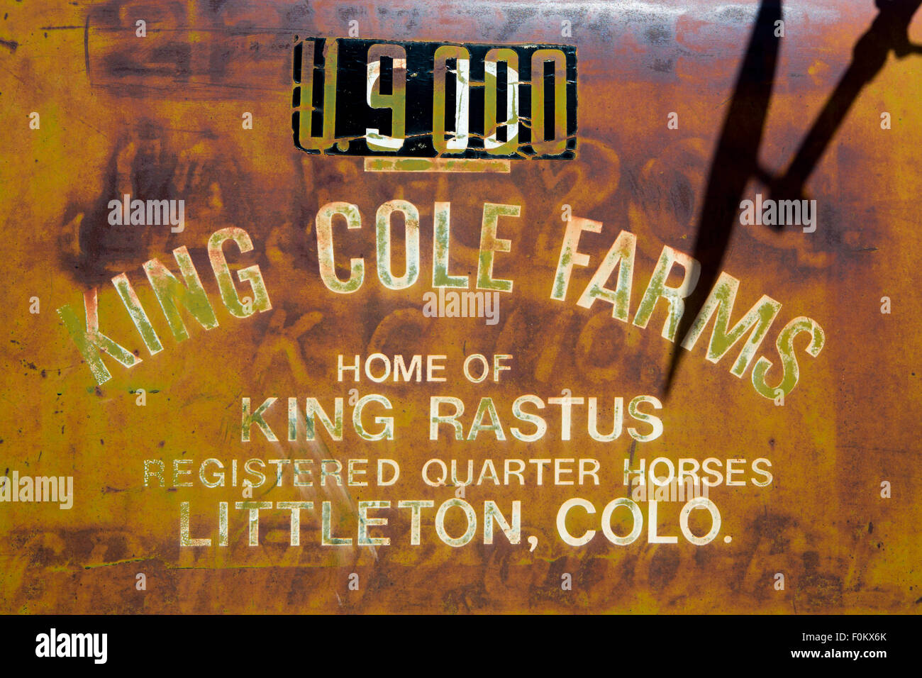 Vintage annuncio per una fattoria dipinta su un metallo arrugginito sfondo dietro un relitto da qualche parte nel Nevada Foto Stock