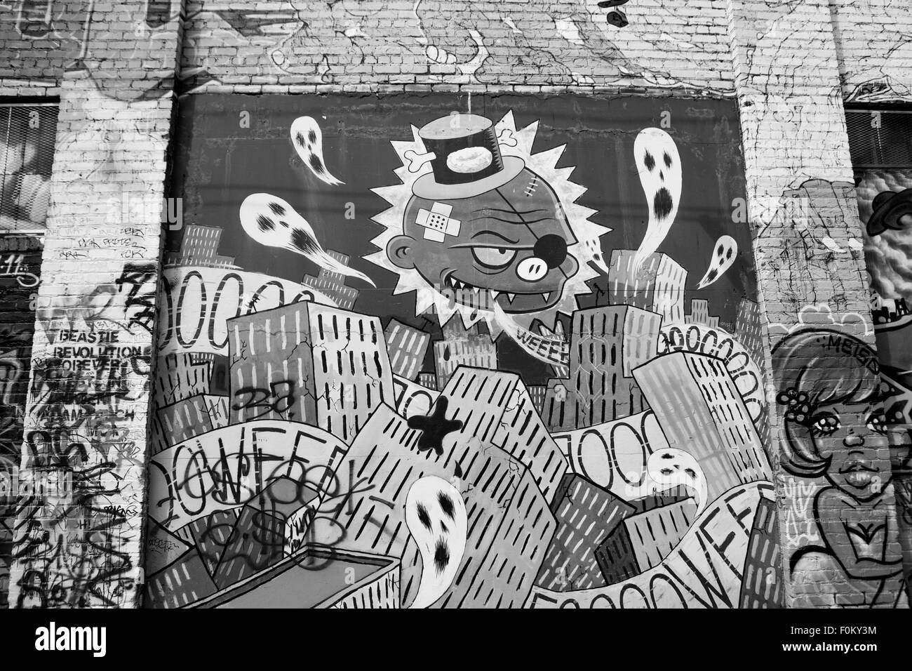 Graffiti sul muro di un edificio vicino a Mission Street di San Francisco. In bianco e nero la visione di un incasinato città. Foto Stock