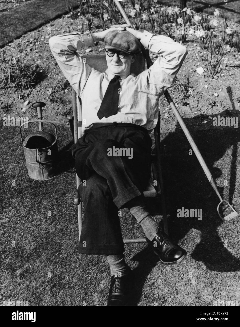 Persone, anziani, anziani in sdraio in giardino, anni 60, diritti aggiuntivi-clearences-non disponibile Foto Stock