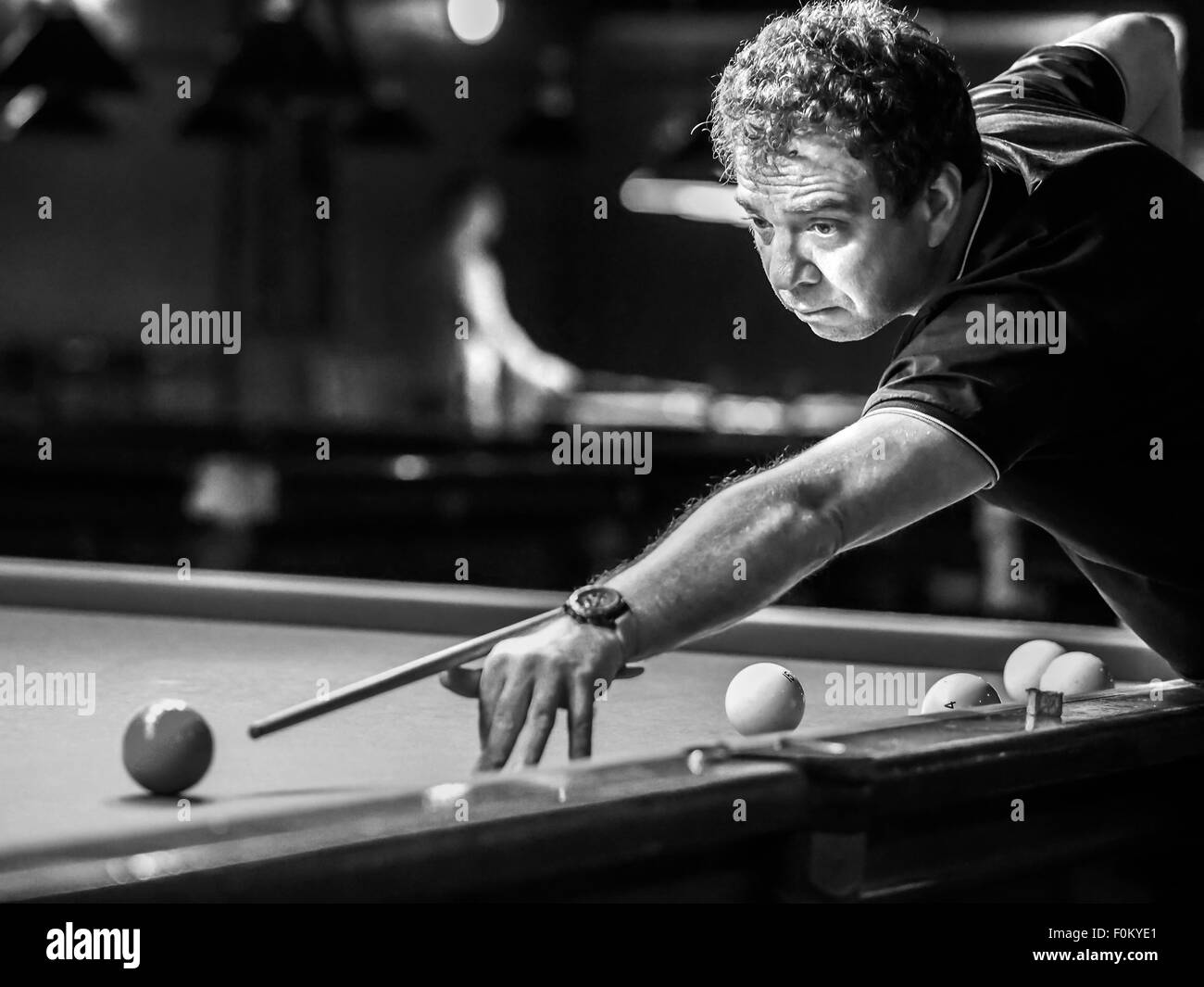 14 agosto 2015 - Uomo giocare biliardo nel buio club © Igor Goloniov/ZUMA filo/Alamy Live News Foto Stock