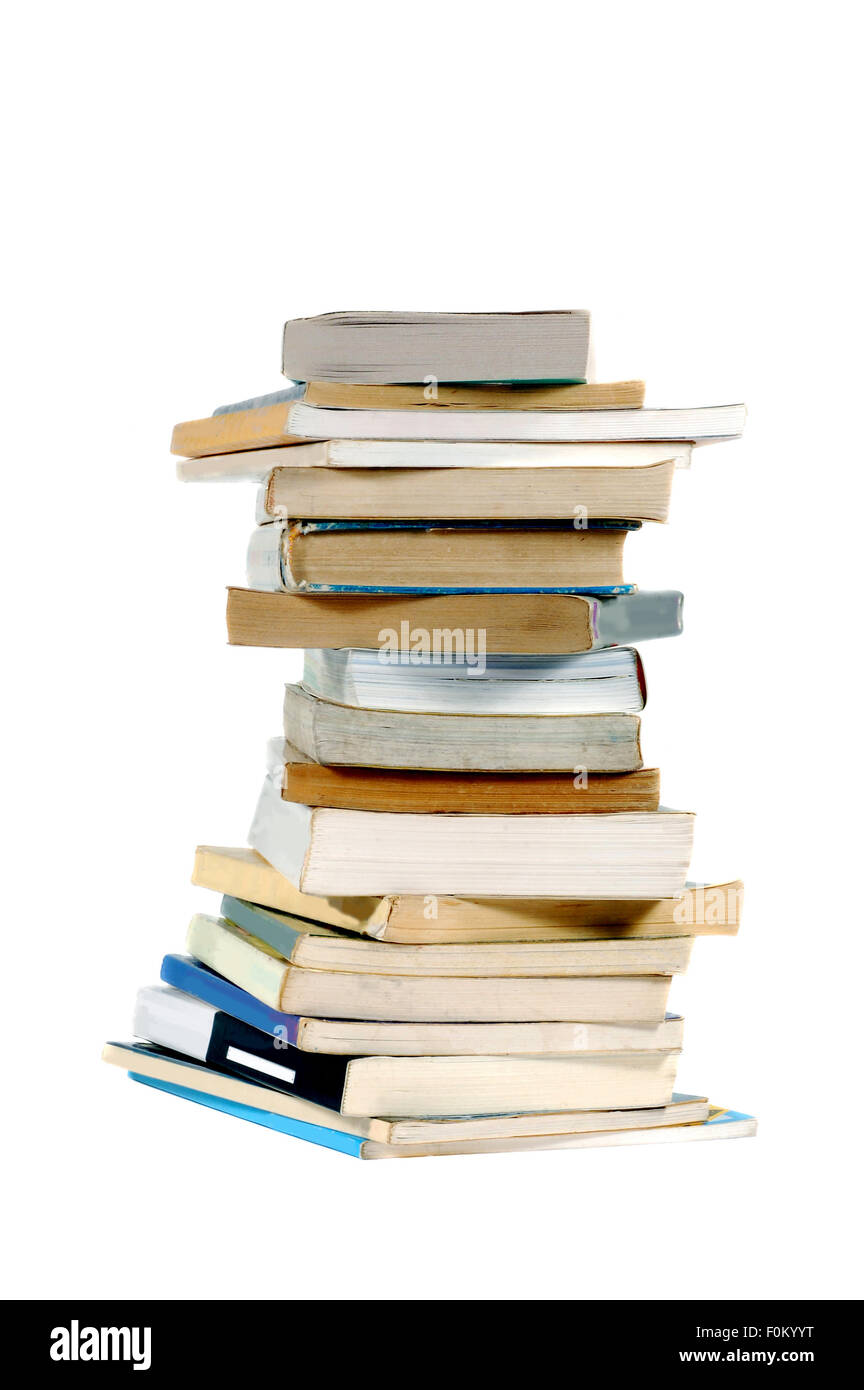 Pila di libri isolati su sfondo bianco Foto Stock