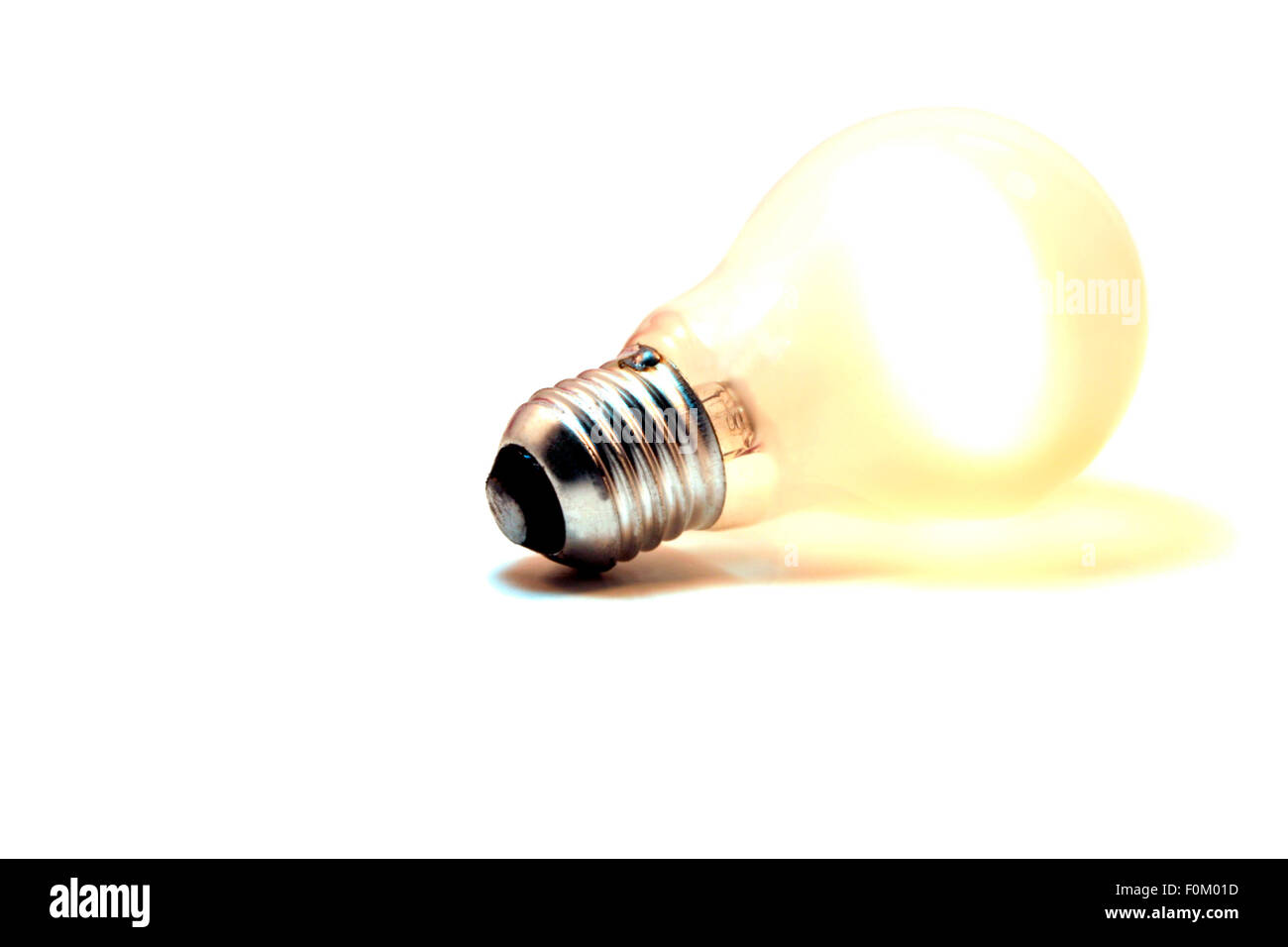 Accende la lampadina ad incandescenza isolato su uno sfondo bianco Foto Stock