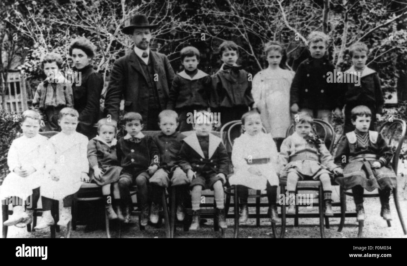 Pedagogia, foto classe, scuola tedesca Genova, preside scuola von Hassel con gruppo asilo, Genova, 1904 / 1905, diritti-aggiuntivi-non-disponibili Foto Stock