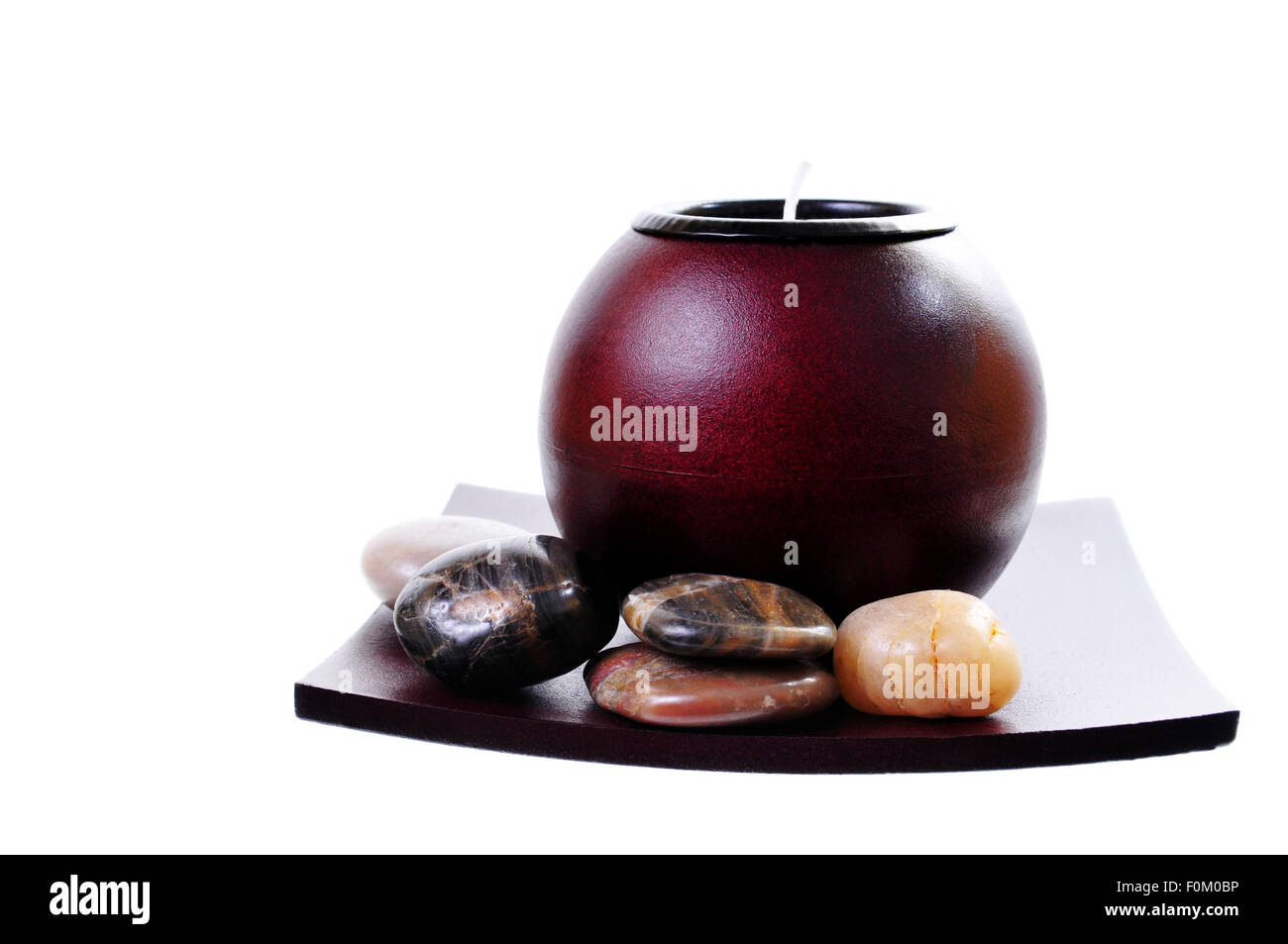 Round cinese portacandele con la piastra un pietre zen isolato su bianco Foto Stock