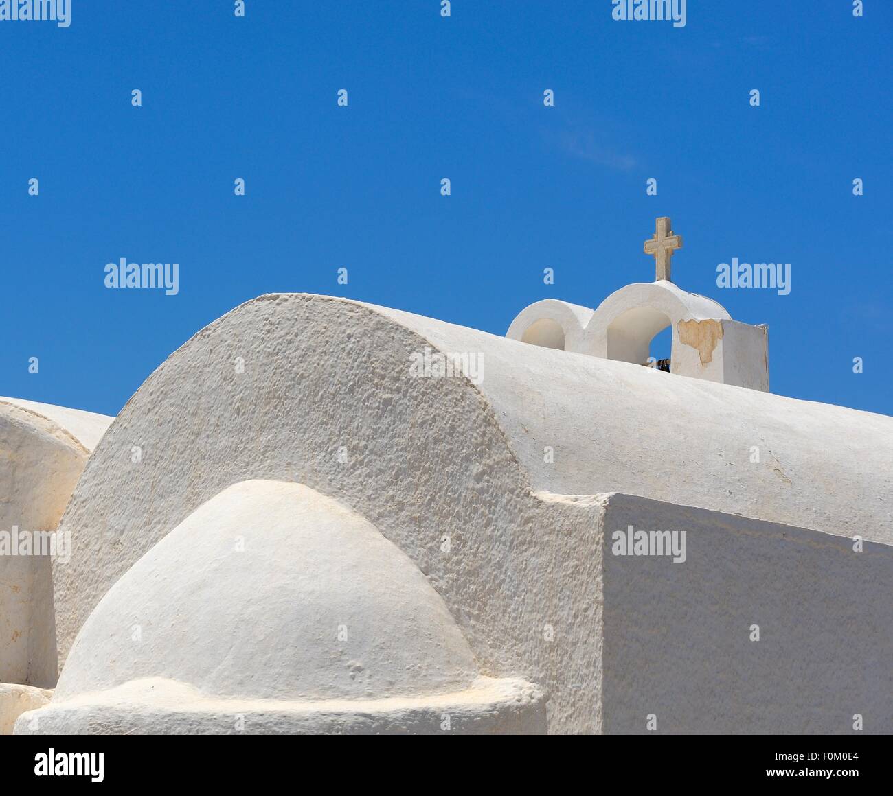 Il tetto di una chiesa dipinta di bianco sull'isola greca di Santorini Foto Stock