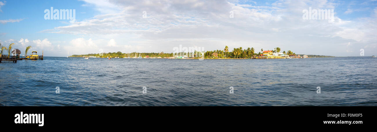 Caraibici colorati edifici sull'acqua con imbarcazioni al dock, Colon, isola di Bocas Del Toro, Panama 2014. Foto Stock