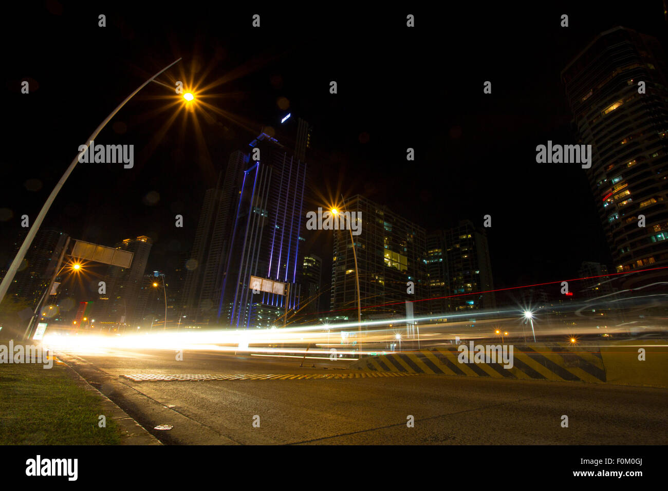 Viale Lungomare di notte in Panama City con lunghi tempi di esposizione. Panama, 2014. Foto Stock