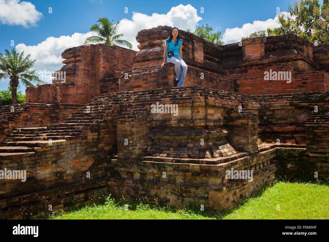 Una guida turistica è fotografata al tempio di Wat Long a Chaiya, Surat Thani, Thailandia. Foto Stock