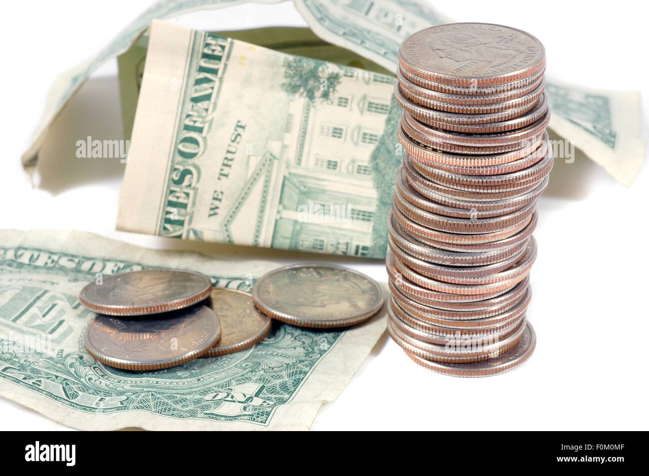 Le fatture del dollaro e quarti isolato su uno sfondo bianco Foto Stock