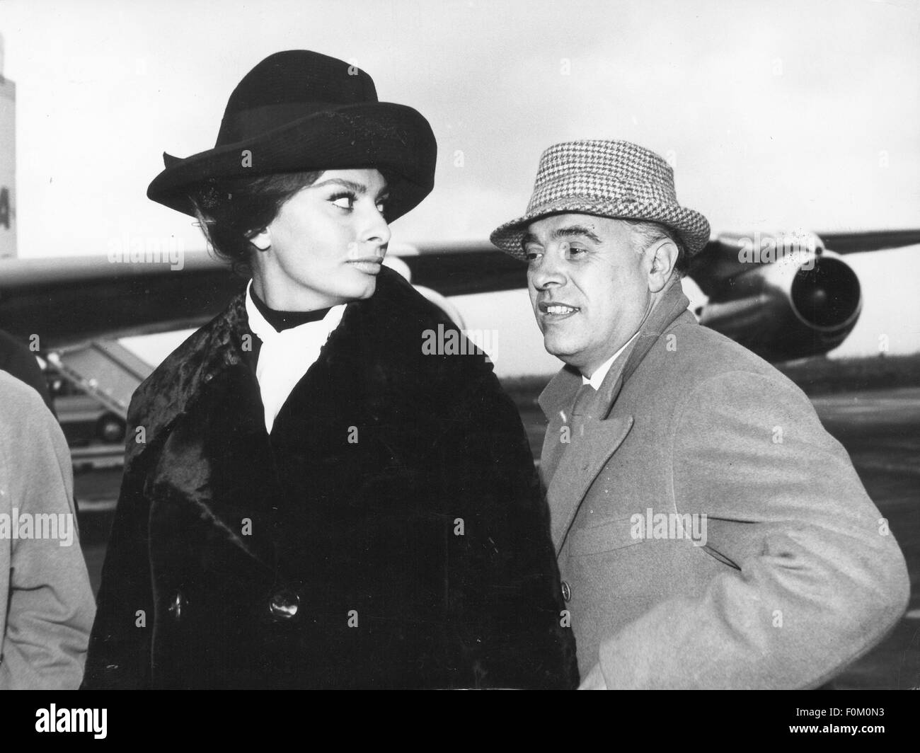 Loren, Sophia, * 20.9.1934, attrice italiana, mezza lunghezza, con marito Carlo ponti, aeroporto, Roma, 12.11.1960, Foto Stock