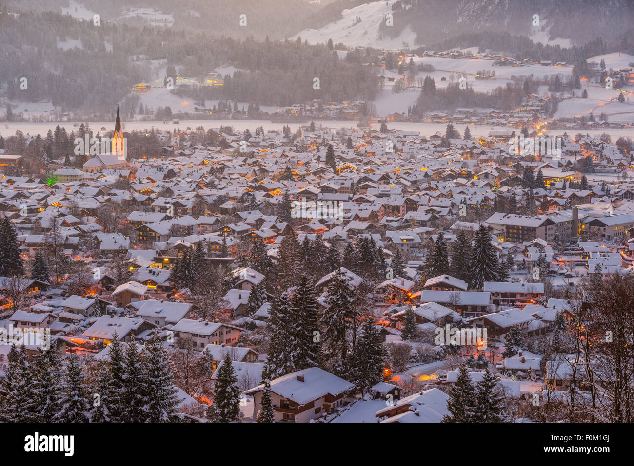 Oberstdorf con neve, al tramonto, Algovia Alpi, Algovia, Baviera, Germania Foto Stock