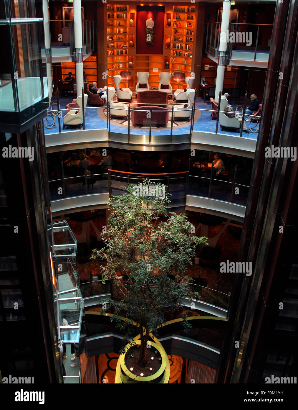 Struttura interna e la libreria a bordo di MV Celebrity Silhouette. Foto Stock