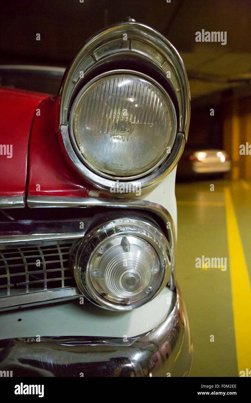Dettaglio del paraurti e la lampadina di un American vintage presa auto in un garage a Barcellona. Foto Stock Dettaglio del paraurti e la lampadina di un American vintage presa auto in un garage a Barcellona. Foto Stock