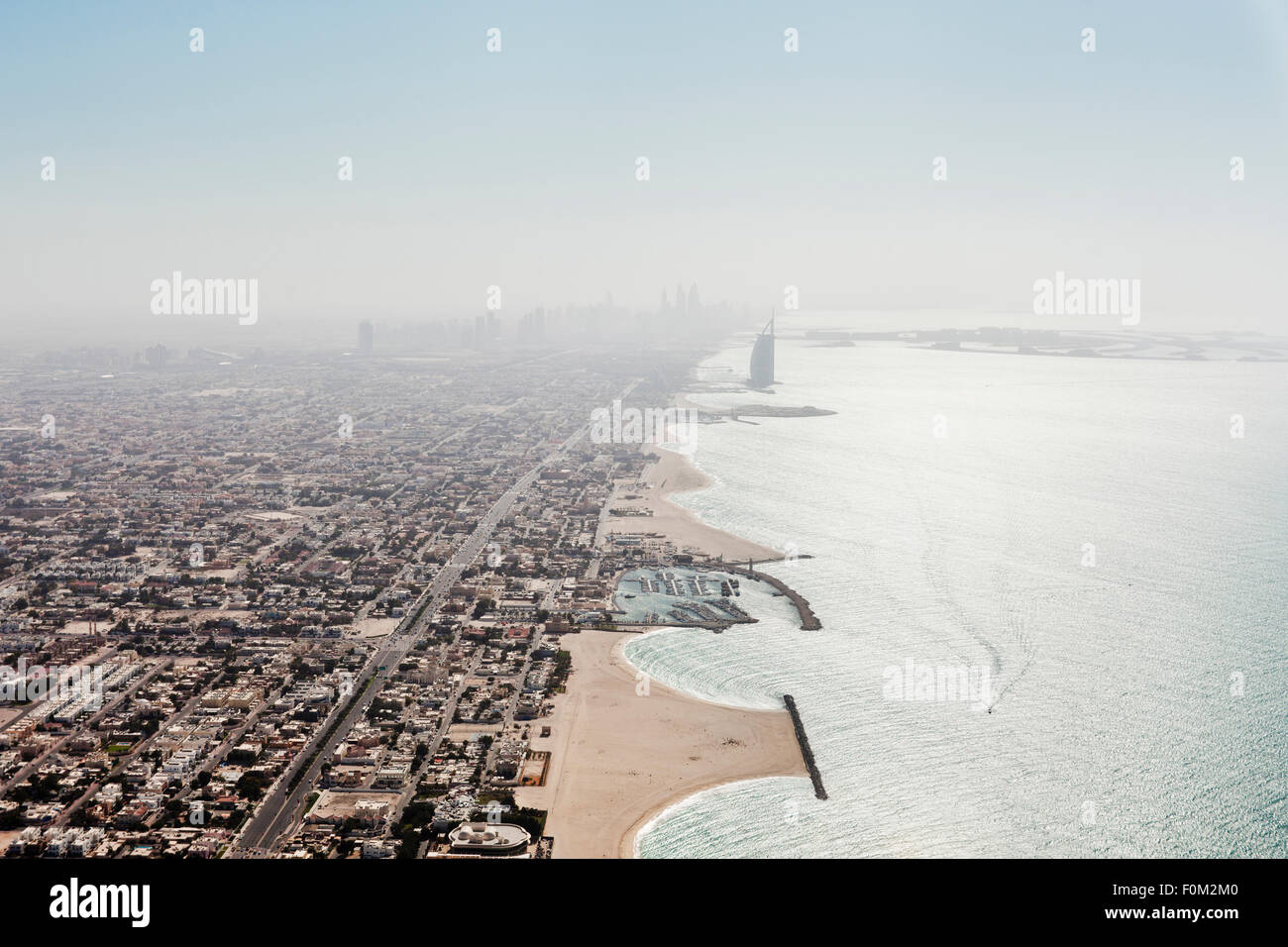 Costa con il Burj Al Arab Dubai Marina e di Palm Island, Dubai, UAE Foto Stock