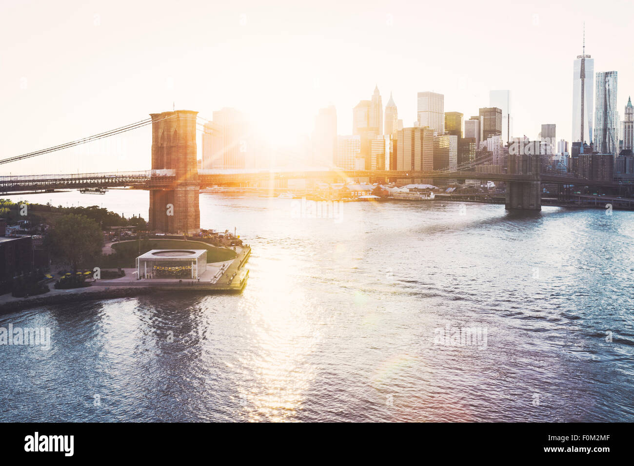 Il centro di Manhattan e Brooklyn Bridge al tramonto, New York, Stati Uniti d'America Foto Stock
