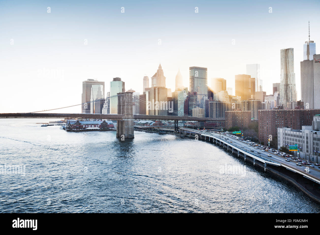 Il centro di Manhattan e Brooklyn Bridge al tramonto, New York, Stati Uniti d'America Foto Stock