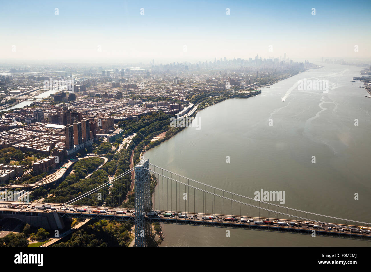Vista su Manhattan con George Washington Bridge e il fiume Hudson, New York, Stati Uniti d'America Foto Stock