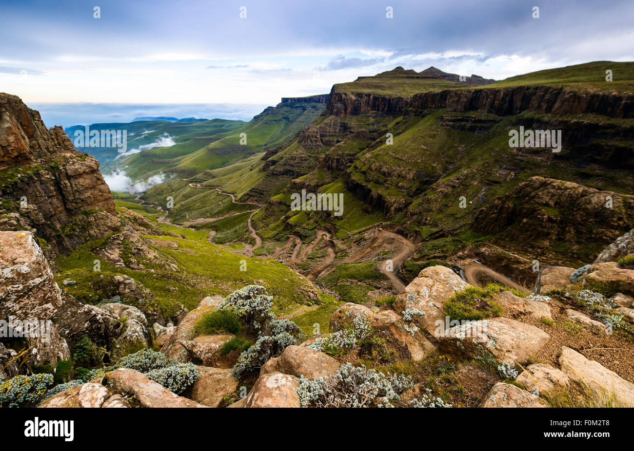 Vista da Sani passano alla gamma di Drakensberg, Africa Foto Stock