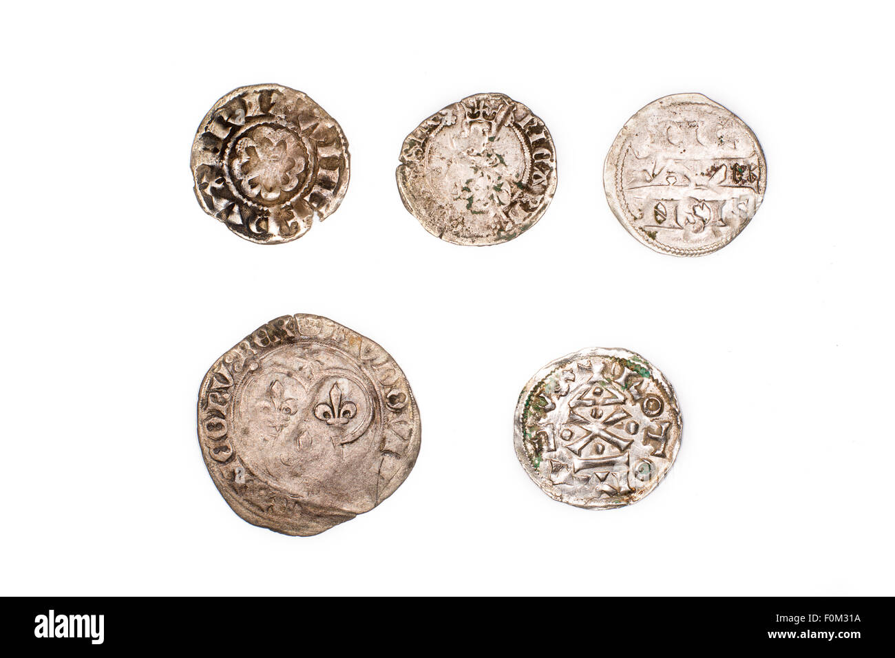 Un sacco di vecchie monete d'argento su sfondo bianco Foto Stock