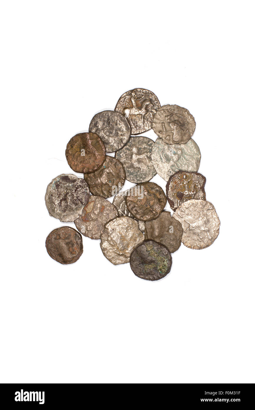 Un sacco di vecchie monete in bronzo su sfondo bianco Foto Stock