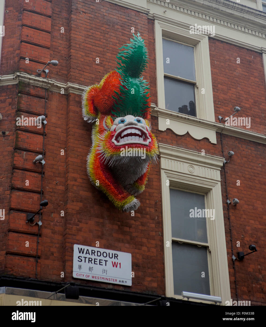 Un drago su una parete a Londra in area di Chinatown Foto Stock