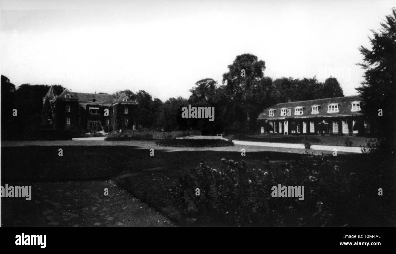 Wilhelm II, 27.1.1859 - 4.6.1941, Imperatore tedesco 1888 - 1918, in esilio, parco della sua casa di Doorn, Paesi Bassi, mano destra l'Orangery, Foto Stock