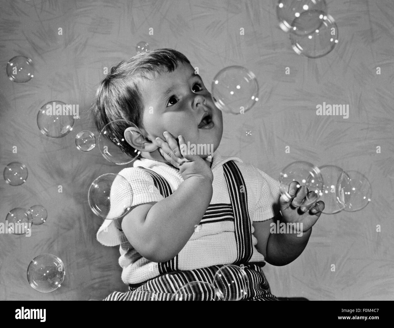 Persone, bambini, giocare, neonati con bolle di sapone, anni '60, diritti  aggiuntivi-clearences-non disponibile Foto stock - Alamy