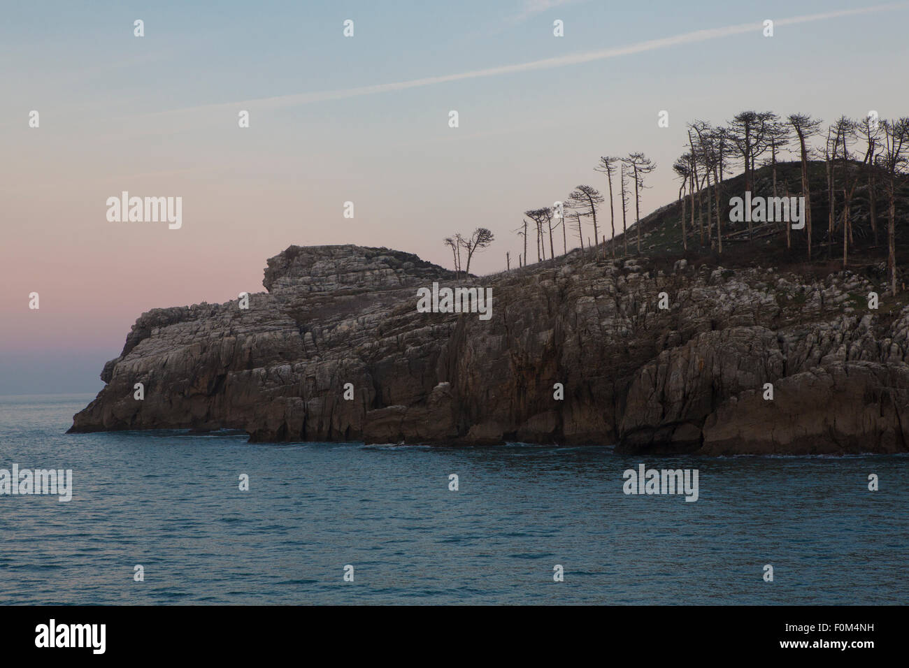 Dettaglio del San Nicolas isola in Lekeitio Paese basco con la fine del tramonto Foto Stock