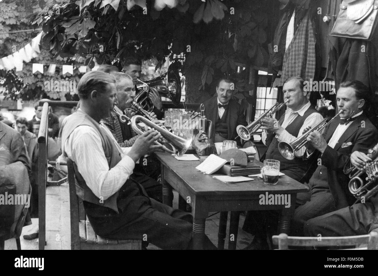 Musica, musicista, suonatori di ottone sulla terrazza di un albergo, Parrocchia fiera, Neustift am Walde, Dobling, Vienna, circa 1930, diritti aggiuntivi-clearences-non disponibile Foto Stock