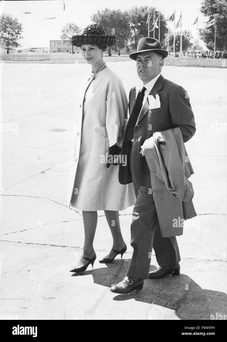 Loren, Sophia, * 20.9.1934, attrice italiana, full length, con marito Carlo ponti, aeroporto, 1960, Foto Stock