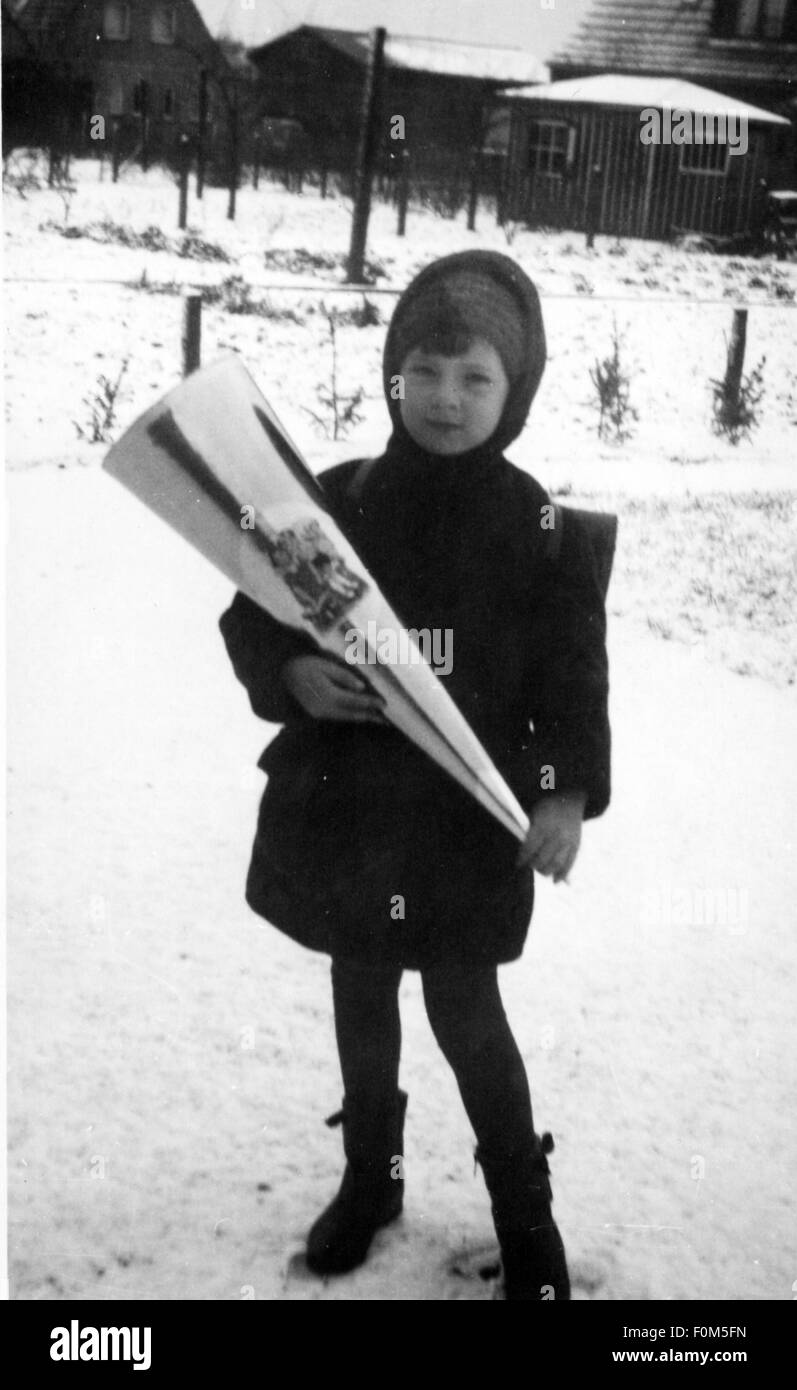 Pedagogia, iscrizione, ragazza con schultuete, anni 50, diritti aggiuntivi-clearences-non disponibile Foto Stock